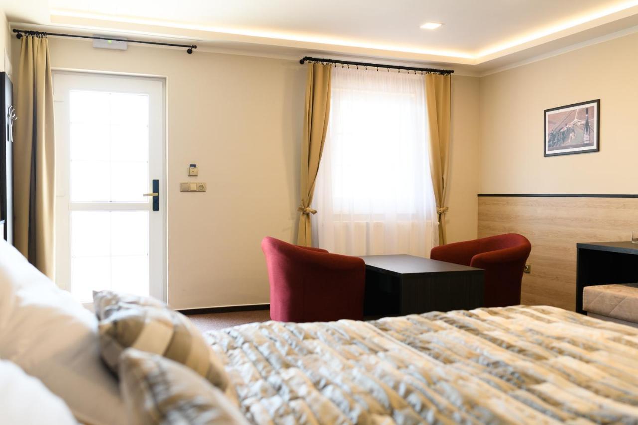 Vinarstvi U Kaplicky Hotel Zajeci ภายนอก รูปภาพ