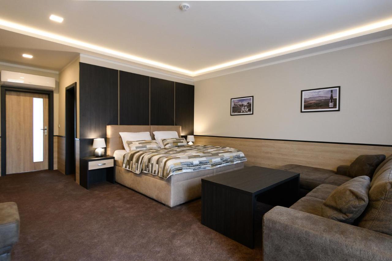 Vinarstvi U Kaplicky Hotel Zajeci ภายนอก รูปภาพ